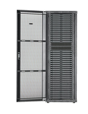 Wstępnie skonfigurowane Micro Data Center; 42U; obejmuje dwa panele boczne, okablowanie sieciowe, panele krosowe, panel do zarządzania kablami, uziemienie, kółka,  na palecie