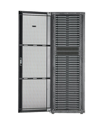 Wstępnie skonfigurowane Micro Data Center; 42U; obejmuje dwa panele boczne, okablowanie sieciowe, panele krosowe, panel do zarządzania kablami, uziemienie, kółka,  na palecie