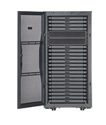 Wstępnie skonfigurowane Micro Data Center; 24U; obejmuje dwa panele boczne, okablowanie sieciowe, panele krosowe, panel do zarządzania kablami, uziemienie, kółka, na palecie